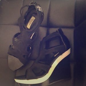 Simply Vera Wang: Black/White Wedge